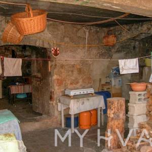 Kamena kuća pokraj stare crkve