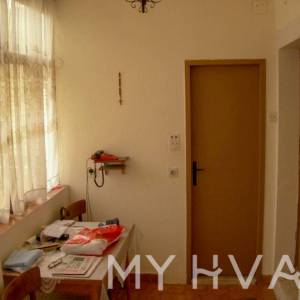 Kamena kuća pokraj stare crkve