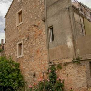 Kamena kuća pokraj stare crkve