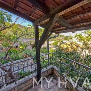 Kamena kuća s unutarnjim bazenom