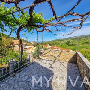 Kamena kuća s unutarnjim bazenom