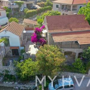 Kamena kuća s unutarnjim bazenom