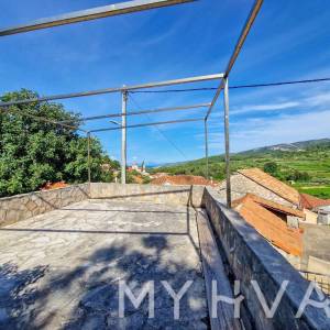 Kamena kuća s unutarnjim bazenom