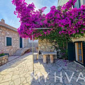 Kamena kuća s unutarnjim bazenom