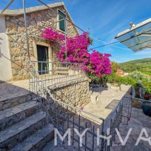 Kamena kuća s unutarnjim bazenom