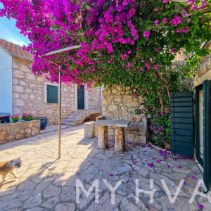 Kamena kuća s unutarnjim bazenom