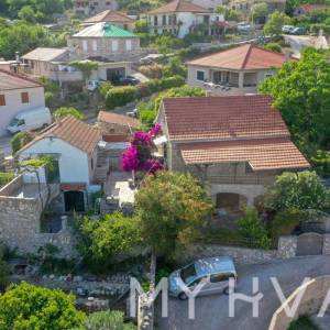 Kamena kuća s unutarnjim bazenom