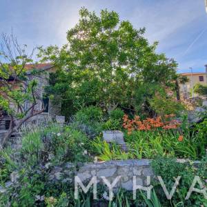 Kamena kuća s unutarnjim bazenom