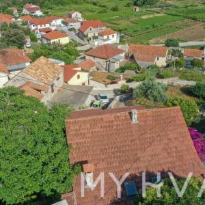 Kamena kuća s unutarnjim bazenom