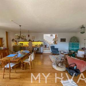 Kamena kuća s unutarnjim bazenom