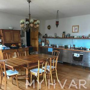 Kamena kuća s unutarnjim bazenom