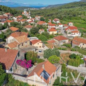 Kamena kuća s unutarnjim bazenom