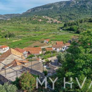 Kamena kuća s unutarnjim bazenom