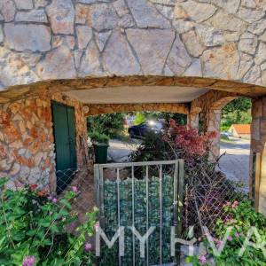 Kamena kuća s unutarnjim bazenom