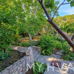 Kamena kuća s unutarnjim bazenom