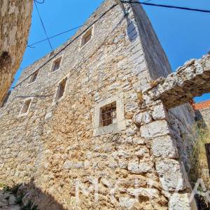 Kamena kuća u Pitvama s gustirnom