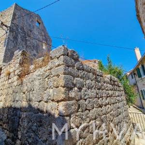 Kamena kuća u Pitvama s gustirnom