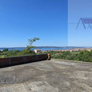 Kaštel Lukšić kuća 219 m2 + parcela 2993 m2 intimna lokacija - top 