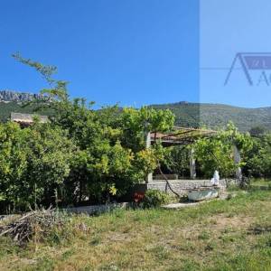 Kaštel Lukšić kuća 219 m2 + parcela 2993 m2 intimna lokacija - top 