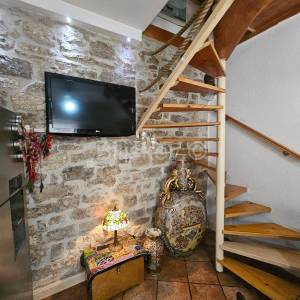 Kaštel Lukšić, renovirana kamena kuća u centru