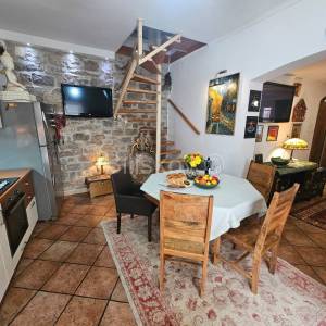 Kaštel Lukšić, renovirana kamena kuća u centru