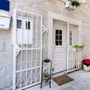 Kaštel Lukšić, renovirana kamena kuća u centru