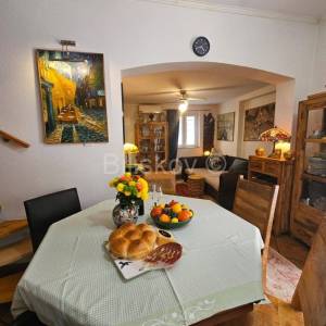 Kaštel Lukšić, renovirana kamena kuća u centru