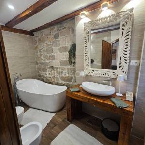 Kaštel Lukšić, renovirana kamena kuća u centru