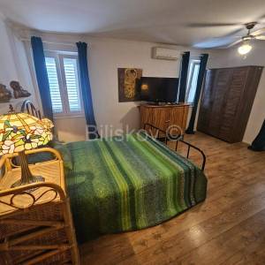 Kaštel Lukšić, renovirana kamena kuća u centru