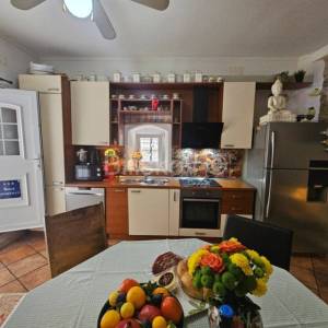 Kaštel Lukšić, renovirana kamena kuća u centru