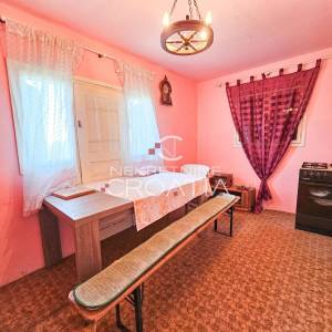 Klijet na velikom i širokom zemljištu!