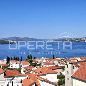 Komforan stan s pogledom na more i vrtom – Okrug Gornji/Čiovo