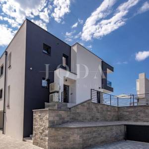 Kostrena -  dvojna kuća s bazenom i pogledom na more