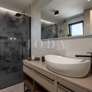 Kostrena -  dvojna kuća s bazenom i pogledom na more