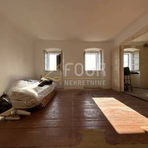 Kostrena, dvojna kuća - starina, 115m2