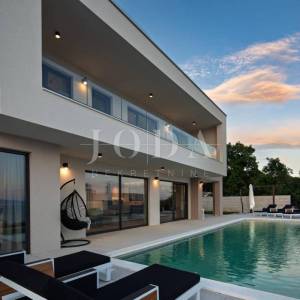 Kostrena - Ekskluzivna samostojeća vila s unutarnjim i vanjskim bazenom