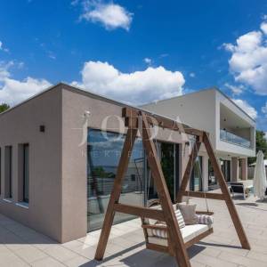 Kostrena - Ekskluzivna samostojeća vila s unutarnjim i vanjskim bazenom