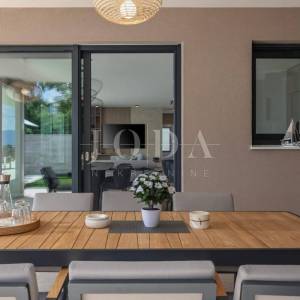 Kostrena - Ekskluzivna samostojeća vila s unutarnjim i vanjskim bazenom