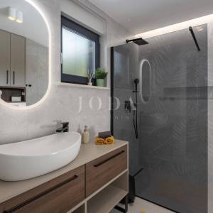 Kostrena - moderna dvojna kuća s bazenima i pogledom na more