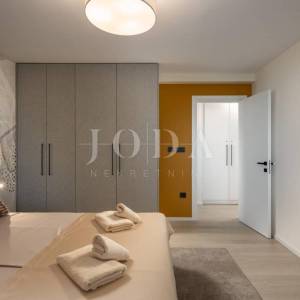 Kostrena - moderna dvojna kuća s bazenima i pogledom na more