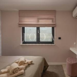 Kostrena - moderna dvojna kuća s bazenima i pogledom na more