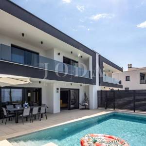 Kostrena - moderna dvojna kuća s bazenima i pogledom na more