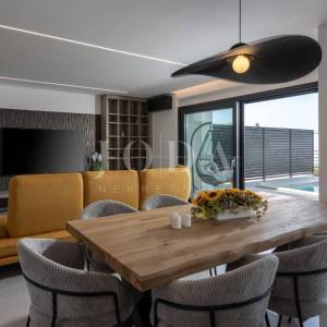 Kostrena - moderna dvojna kuća s bazenima i pogledom na more