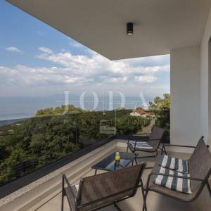 Kostrena - moderna dvojna kuća s bazenima i pogledom na more