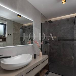 Kostrena - moderna dvojna kuća s bazenima i pogledom na more