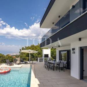 Kostrena - moderna dvojna kuća s bazenima i pogledom na more