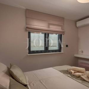 Kostrena - moderna dvojna kuća s bazenima i pogledom na more