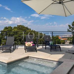 Kostrena - moderna dvojna kuća s bazenima i pogledom na more