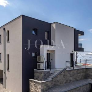 Kostrena - moderna dvojna kuća s bazenima i pogledom na more