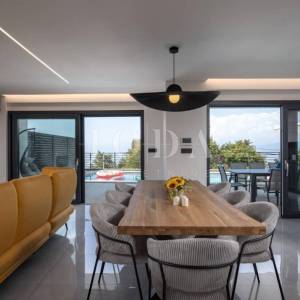 Kostrena - moderna dvojna kuća s bazenima i pogledom na more